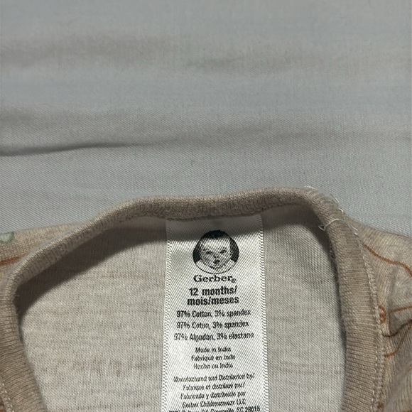 Gerber - footed sleeper with avocado design. 12 months - Picture 3 of 5